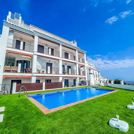 Cd-1957 Modern 2 Bed With Pool Apartment
